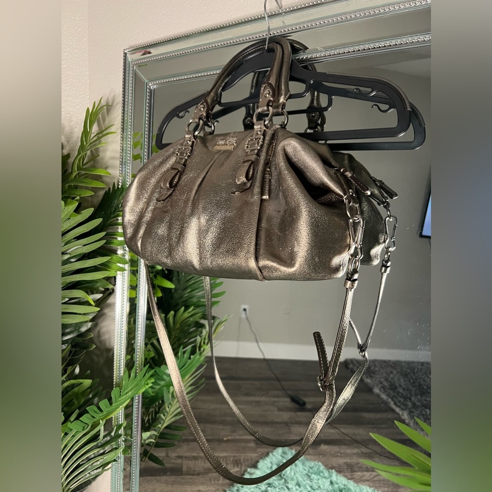 Vintage silver/ gold metallic purse can be worn as handbag or cross bag 😍